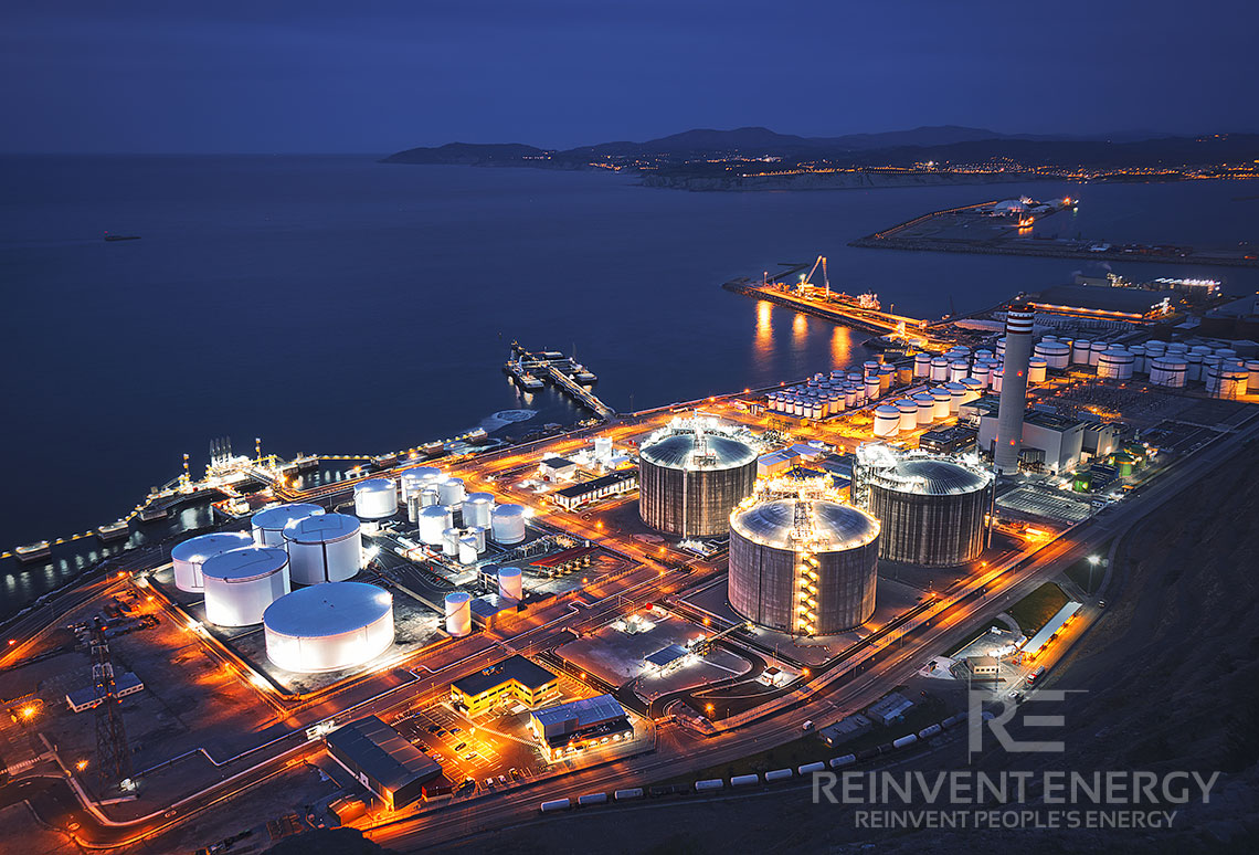 Platformă industrială iluminată noaptea